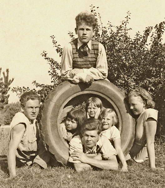 Parmelee family with Jumbo the Tire, c. 1934